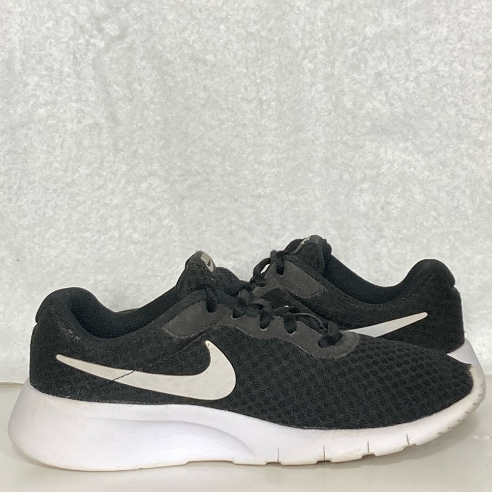Nike Kids Black/White Tanjun Running Athletic Sneakers Shoes Size 3Y - Picture 6 of 11